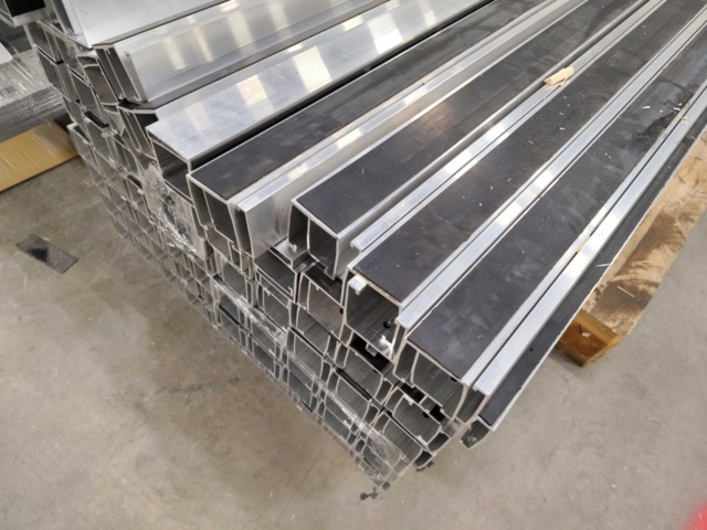 1432394-2 Trapetsprofil,ca 220 st, L2240 mm EPDM