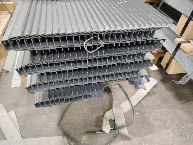 1432396-2 Galvaniserad takbärare, ca 147 st - L=1500x1,5 mm