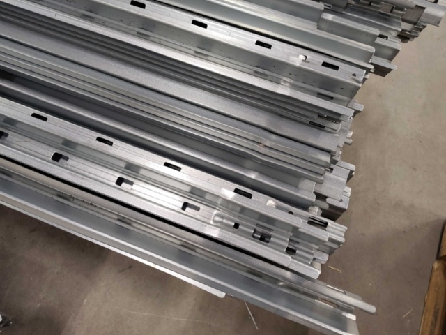 1432398-2 Galvaniserad takbärare, ca 100 st - L=2500x1,5 mm