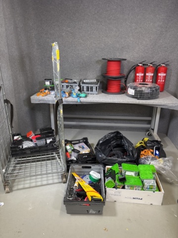 1421007-1 Parti förbrukningsmaterial och tillbehör - skruv, kabel, spännband m.m.