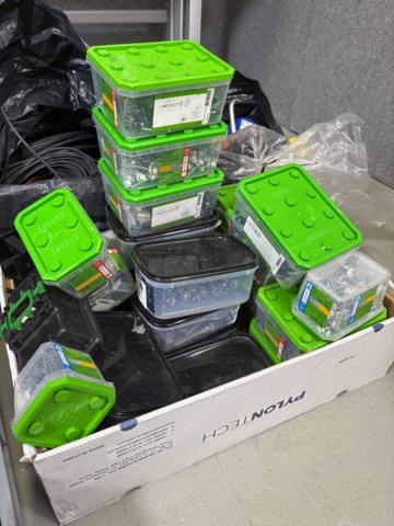 1421007-3 Parti förbrukningsmaterial och tillbehör - skruv, kabel, spännband m.m.