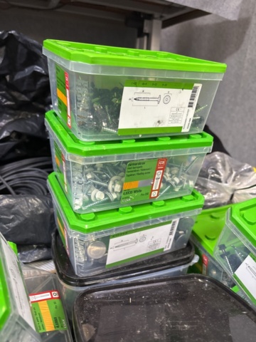 1421007-4 Parti förbrukningsmaterial och tillbehör - skruv, kabel, spännband m.m.