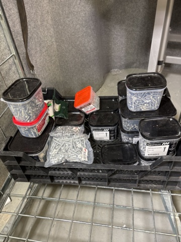 1421007-12 Parti förbrukningsmaterial och tillbehör - skruv, kabel, spännband m.m.