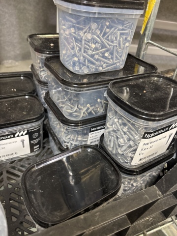 1421007-13 Parti förbrukningsmaterial och tillbehör - skruv, kabel, spännband m.m.