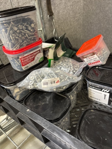 1421007-14 Parti förbrukningsmaterial och tillbehör - skruv, kabel, spännband m.m.