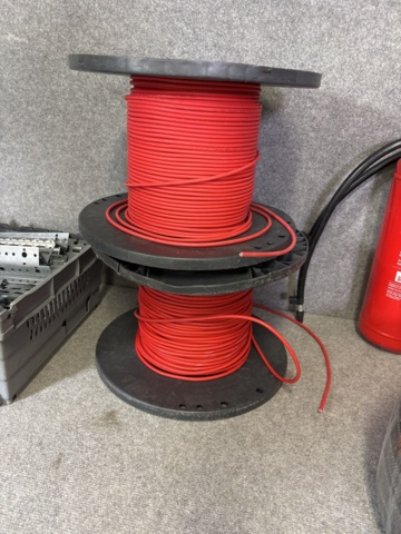 1421007-20 Parti förbrukningsmaterial och tillbehör - skruv, kabel, spännband m.m.