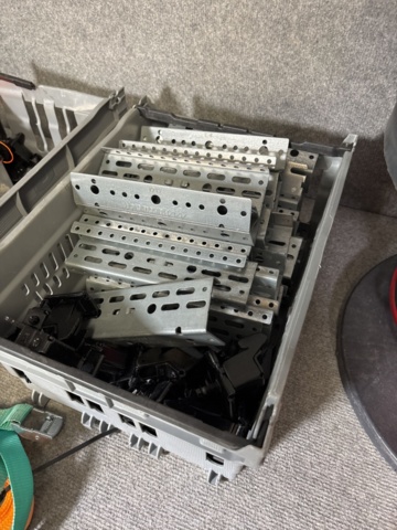 1421007-21 Parti förbrukningsmaterial och tillbehör - skruv, kabel, spännband m.m.