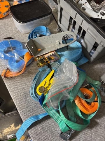 1421007-22 Parti förbrukningsmaterial och tillbehör - skruv, kabel, spännband m.m.