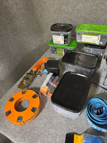 1421007-24 Parti förbrukningsmaterial och tillbehör - skruv, kabel, spännband m.m.