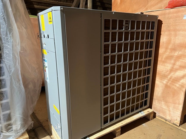 1372495-3 Värmepump Realm Energy RMBR RMAW-04ZR3 11 kW – helt ny i kartong, inkl. vattentank