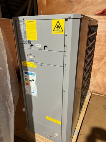 1372495-2 Värmepump Realm Energy RMBR RMAW-04ZR3 11 kW – helt ny i kartong, inkl. vattentank