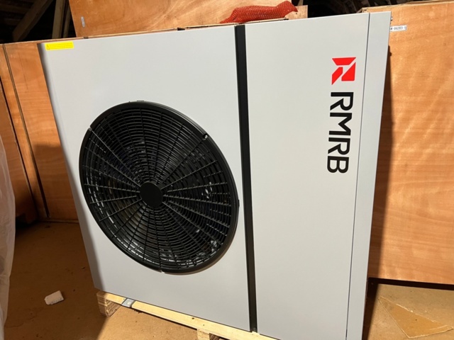 1372495-1 Värmepump Realm Energy RMBR RMAW-04ZR3 11 kW – helt ny i kartong, inkl. vattentank
