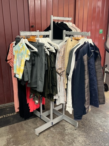 1437019-1 Parti nya kläder från Holebrook och Tretorn, ca 70 plagg