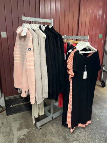 1437019-3 Parti nya kläder från Holebrook och Tretorn, ca 70 plagg