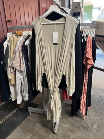 1437019-9 Parti nya kläder från Holebrook och Tretorn, ca 70 plagg