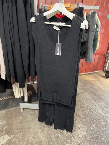 1437019-16 Parti nya kläder från Holebrook och Tretorn, ca 70 plagg