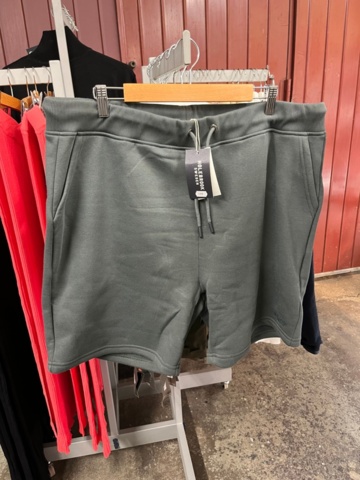 1437019-21 Parti nya kläder från Holebrook och Tretorn, ca 70 plagg