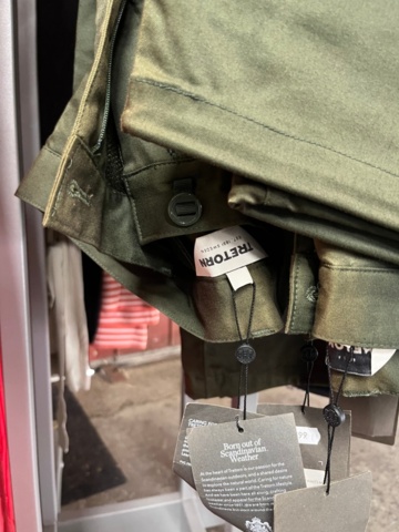 1437019-25 Parti nya kläder från Holebrook och Tretorn, ca 70 plagg