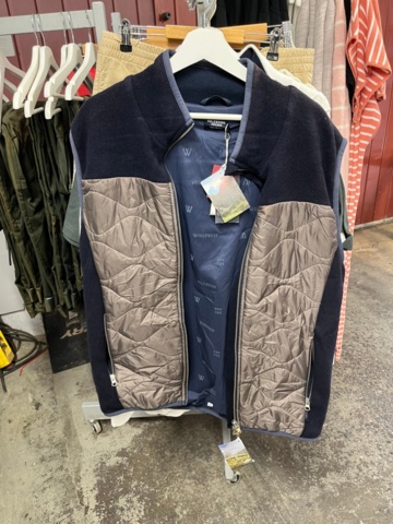 1437019-27 Parti nya kläder från Holebrook och Tretorn, ca 70 plagg