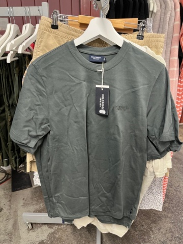 1437019-30 Parti nya kläder från Holebrook och Tretorn, ca 70 plagg