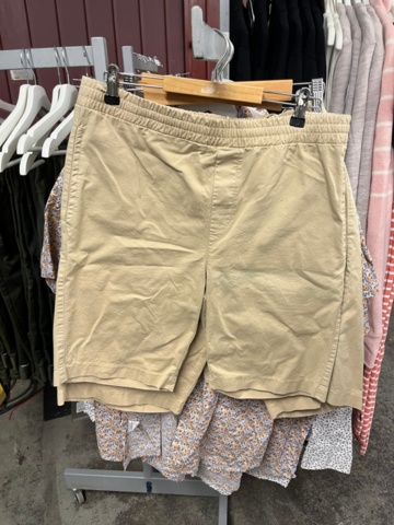 1437019-31 Parti nya kläder från Holebrook och Tretorn, ca 70 plagg