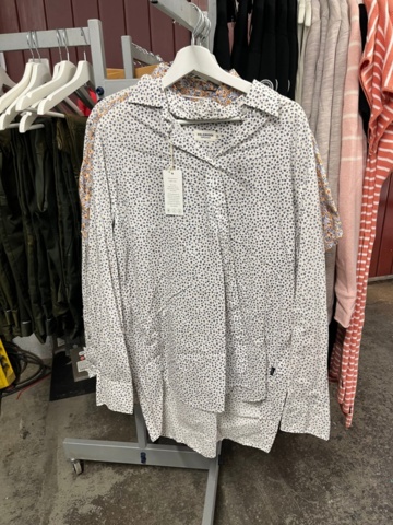 1437019-33 Parti nya kläder från Holebrook och Tretorn, ca 70 plagg