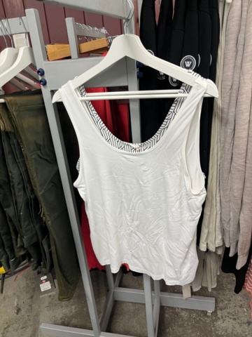 1437019-35 Parti nya kläder från Holebrook och Tretorn, ca 70 plagg