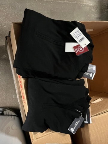 1437019-40 Parti nya kläder från Holebrook och Tretorn, ca 70 plagg