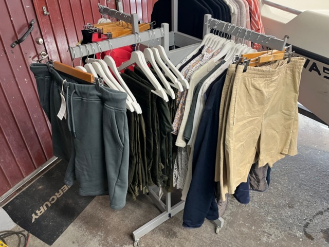 1437019-42 Parti nya kläder från Holebrook och Tretorn, ca 70 plagg