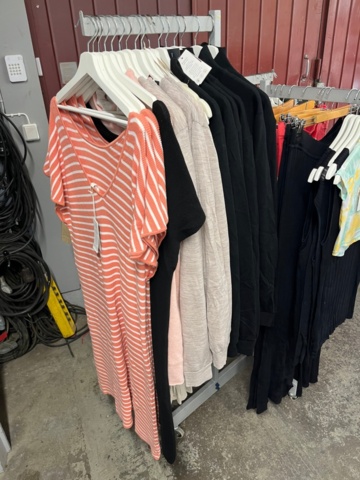 1437019-43 Parti nya kläder från Holebrook och Tretorn, ca 70 plagg