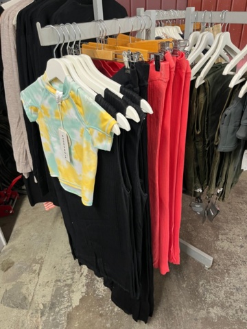 1437019-44 Parti nya kläder från Holebrook och Tretorn, ca 70 plagg