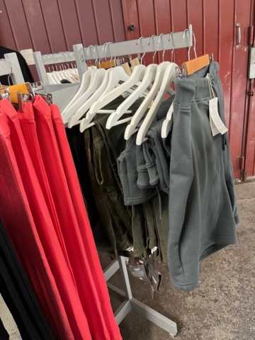 1437019-45 Parti nya kläder från Holebrook och Tretorn, ca 70 plagg