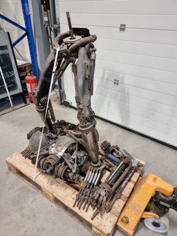 1421575-4 Staty av robot ca 204x95x80 cm