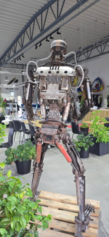 1421575-5 Staty av robot ca 204x95x80 cm