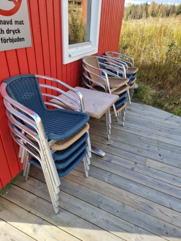 1421583-4 Utestolar och bord Läckö i metall och flätad sits