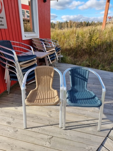 1421583-1 Utestolar och bord Läckö i metall och flätad sits