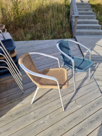 1421583-5 Utestolar och bord Läckö i metall och flätad sits