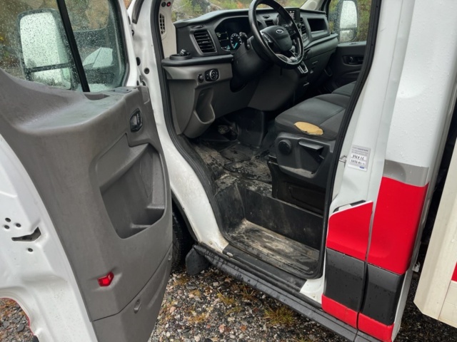 1429089-14 Ford Transit 350 Chassi Cab 2.0 med skåp och baklift 2022