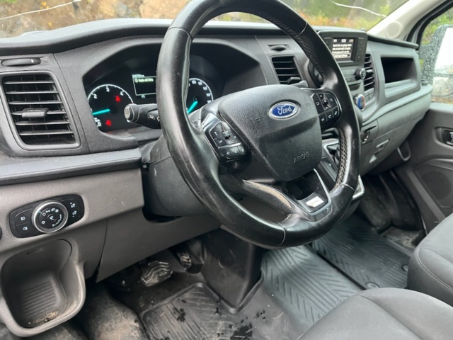 1429089-17 Ford Transit 350 Chassi Cab 2.0 med skåp och baklift 2022