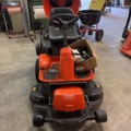 1372948-3 Husqvarna Rider R13C med uppsamlare och spridarsläp – nyservad