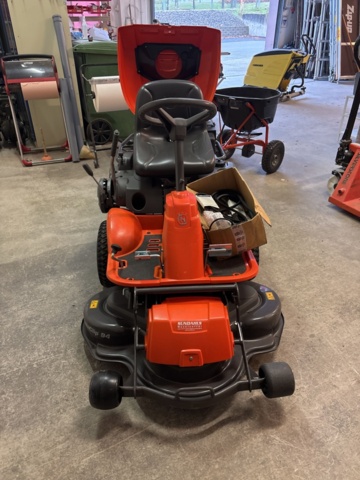 1372948-3 Husqvarna Rider R13C med uppsamlare och spridarsläp – nyservad