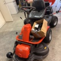1372948-2 Husqvarna Rider R13C med uppsamlare och spridarsläp – nyservad