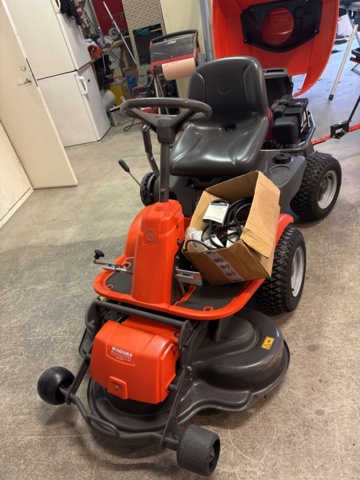 1372948-2 Husqvarna Rider R13C med uppsamlare och spridarsläp – nyservad