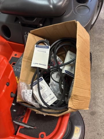 1372948-16 Husqvarna Rider R13C med uppsamlare och spridarsläp – nyservad