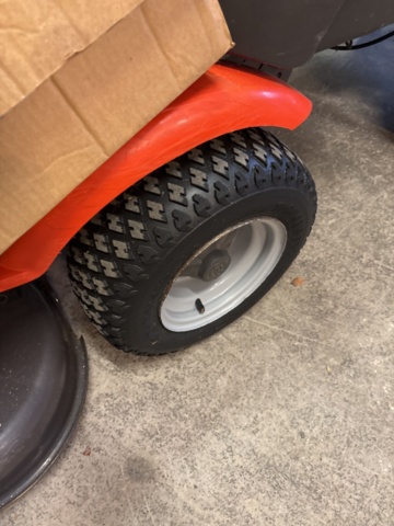 1372948-15 Husqvarna Rider R13C med uppsamlare och spridarsläp – nyservad