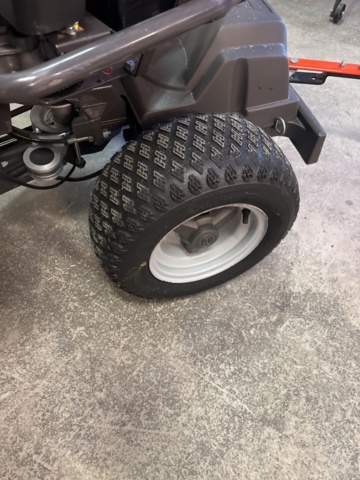 1372948-17 Husqvarna Rider R13C med uppsamlare och spridarsläp – nyservad