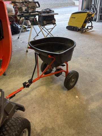 1372948-14 Husqvarna Rider R13C med uppsamlare och spridarsläp – nyservad