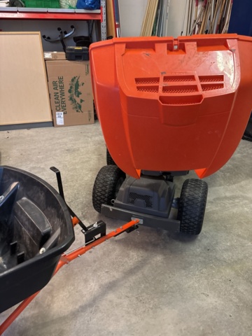 1372948-12 Husqvarna Rider R13C med uppsamlare och spridarsläp – nyservad