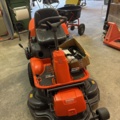 1372948-1 Husqvarna Rider R13C med uppsamlare och spridarsläp – nyservad