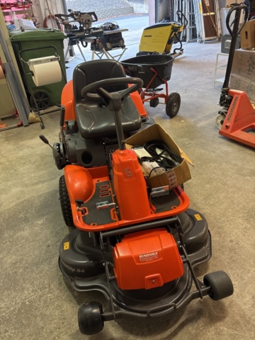 1372948-1 Husqvarna Rider R13C med uppsamlare och spridarsläp – nyservad